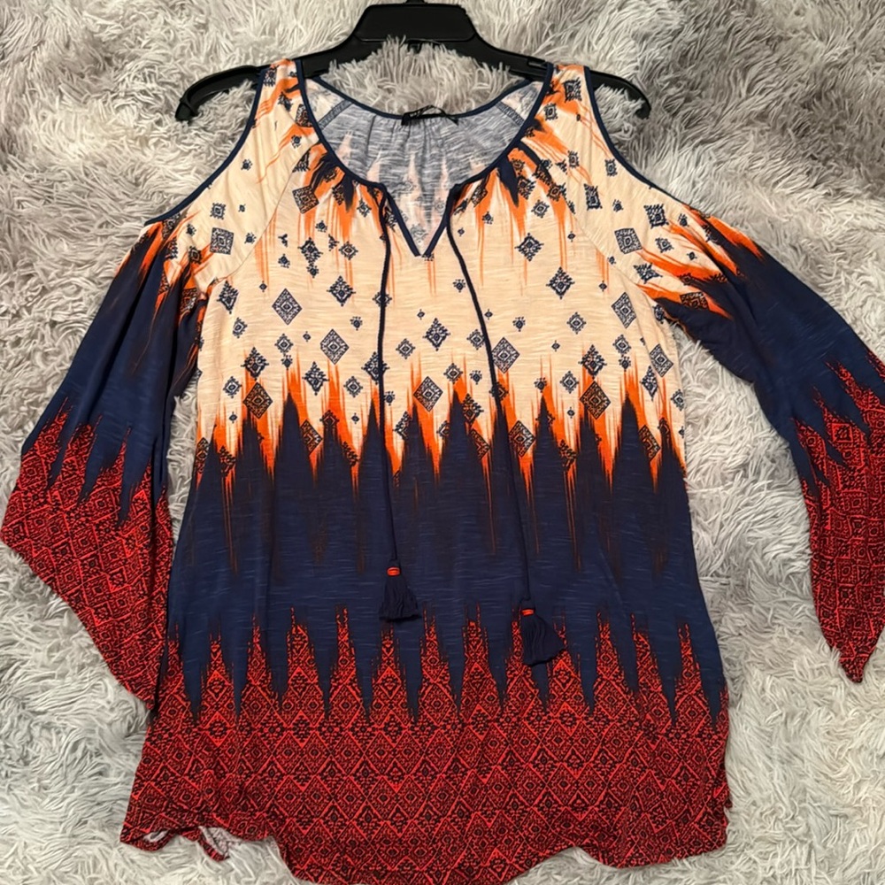 Max jeans cold shoulder top